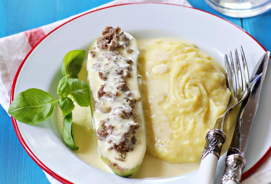Gefüllte Schmorgurken mit Kartoffelpüree