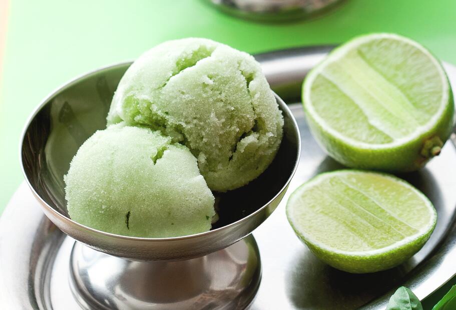Erfrischendes Limetten-Basilikum-Sorbet wie in Italien