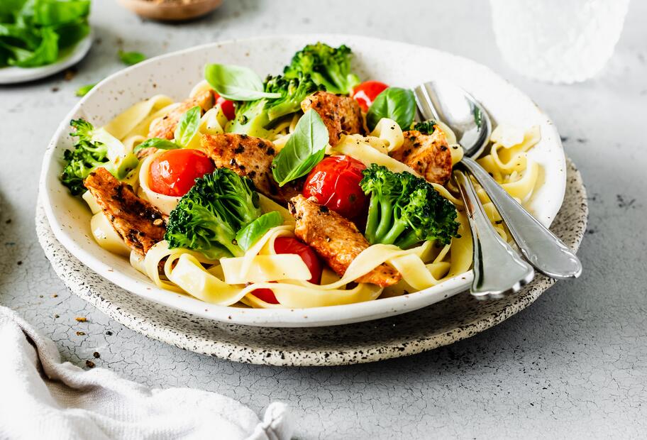 Bandnudeln mit Hähnchen, Brokkoli und Tomaten