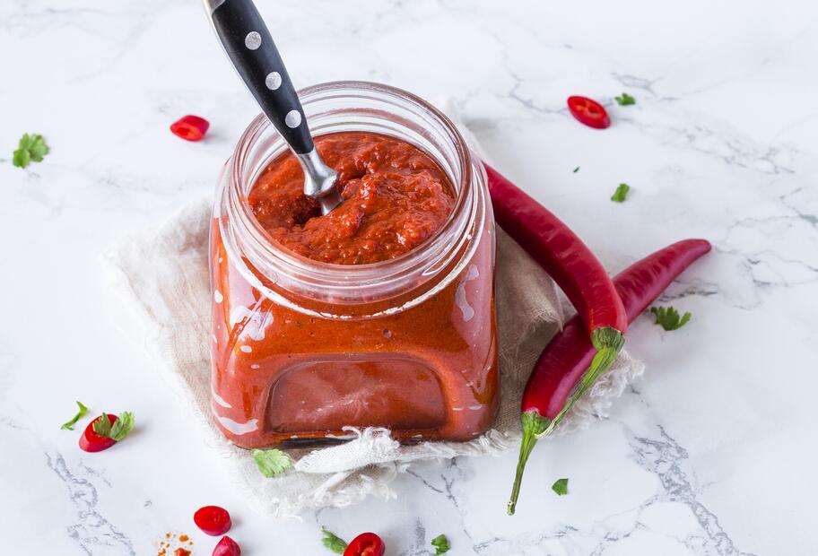 Selbstgemixte Harissa-Paste mit Chilis
