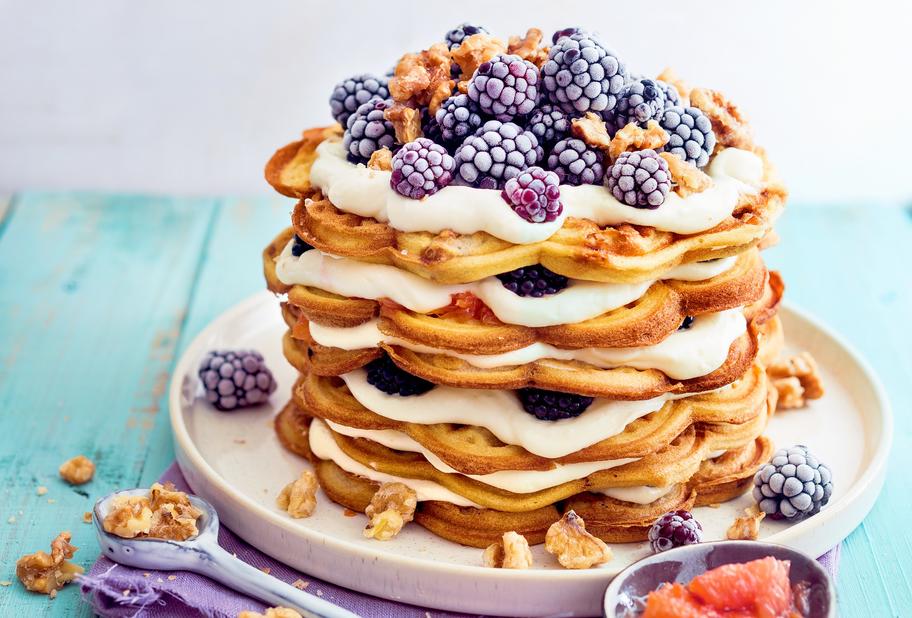 Waffeltorte mit Grapefruitkompott und weißer Schokoladencreme