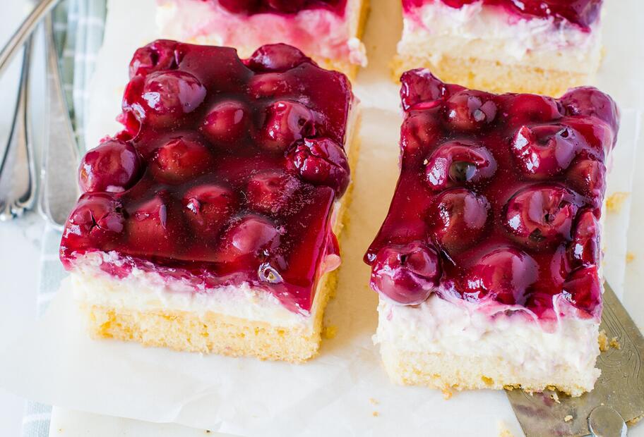 Schmandkuchen mit Kirschen vom Blech