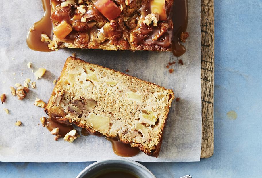 Saftiges Apfel-Walnuss-Brot mit Butterscotch-Soße