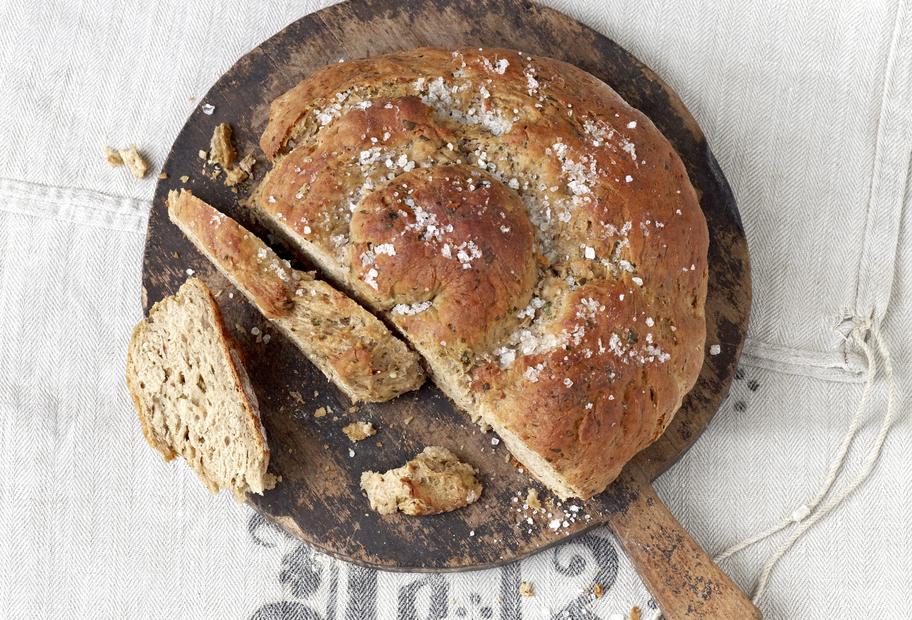 Brotschnecke mit Meersalz und Kräutern