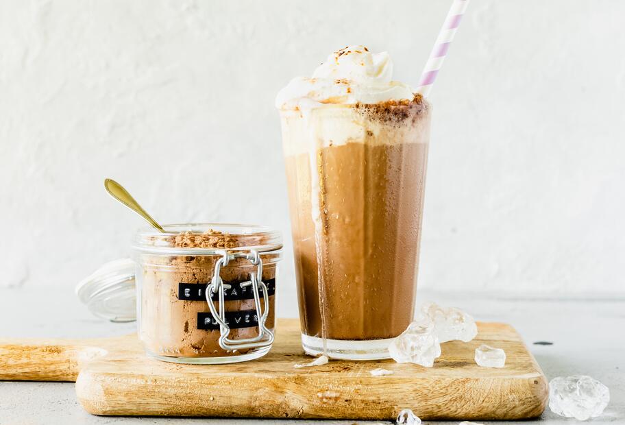 Blitz-Eiskaffeepulver mit Kakao