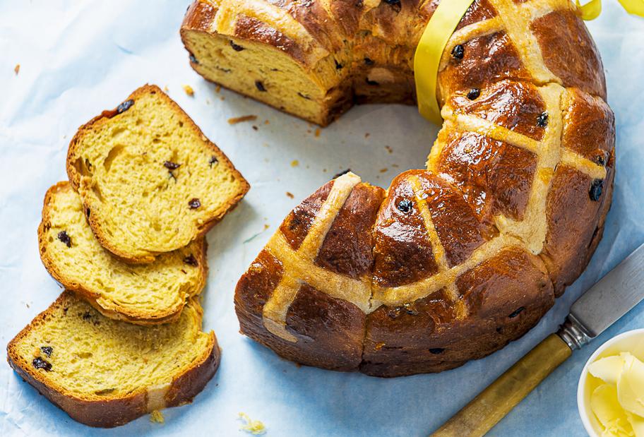 Hot-Cross-Bun-Kranz mit Safran