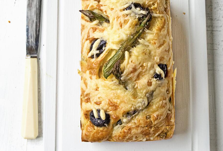 Saftiges Olivenbrot mit grünem Spargel