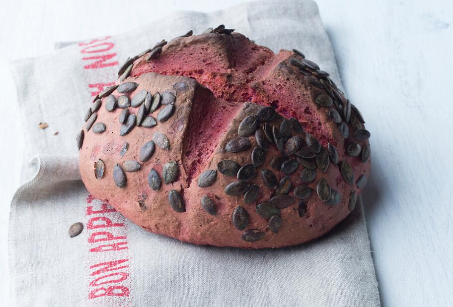 Rote-Bete-Brot mit Kürbiskernen