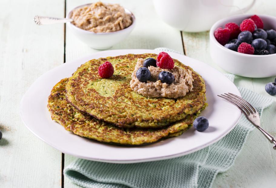 Gesunde Zucchini-Pancakes mit Dattelcreme und Beeren