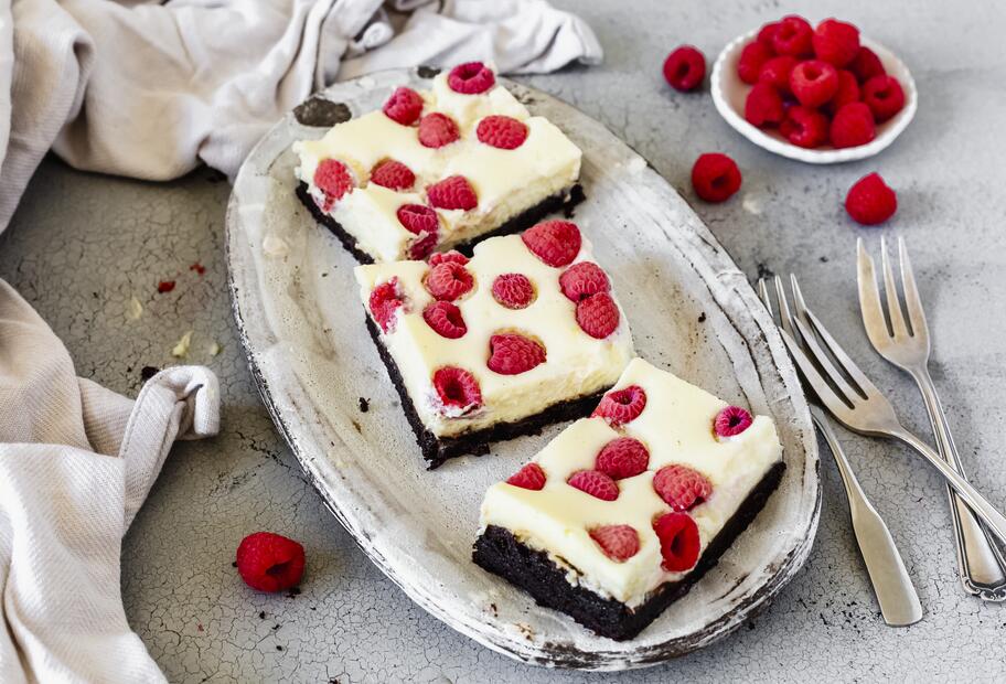 Cheesecake-Brownies mit Himbeeren