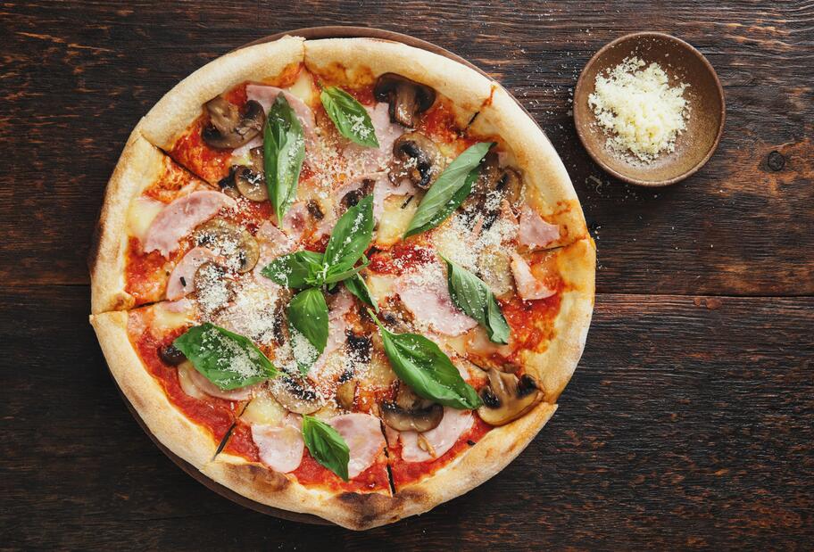 Pizza Prosciutto e funghi wie in der Pizzeria