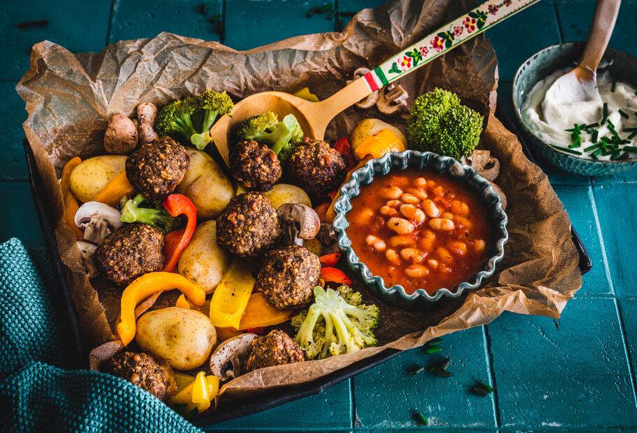 Buntes Blech mit Buletten und Gemüse