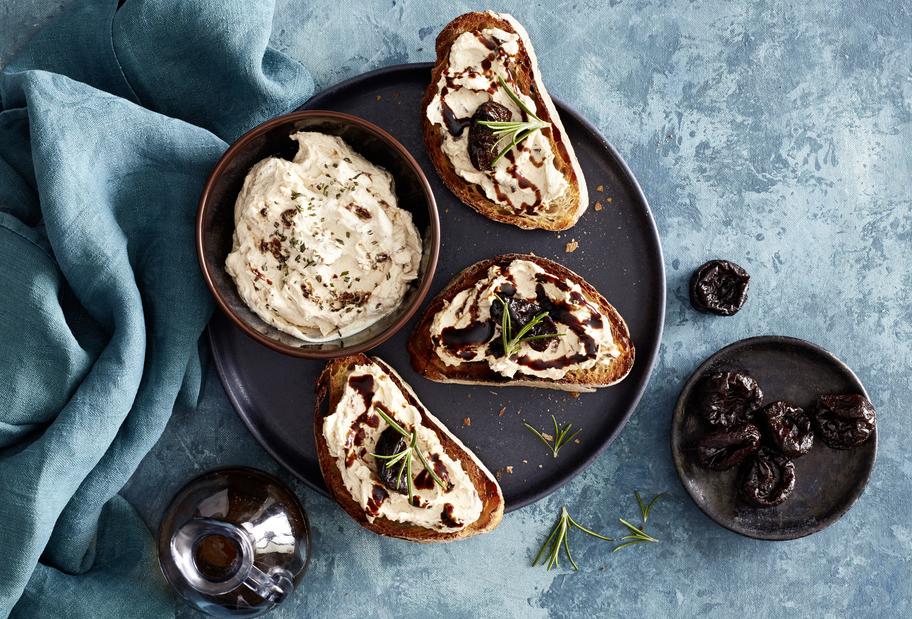 Pflaumen-­Rosmarin-Creme mit Balsamicosirup