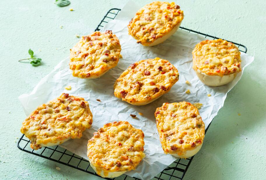 Pizzabrötchen mit Salami und Schmand