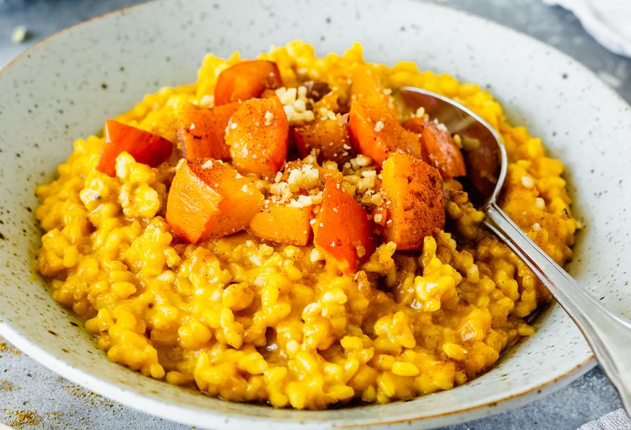Pumpkin-Spice-Milchreis mit Kürbiswürfeln