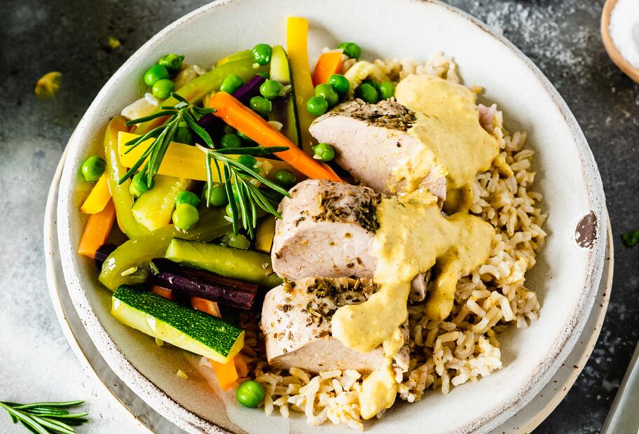 Schweinefilet mit Vollkornreis, Gemüse und Dattel-Schmand-Soße für den ...