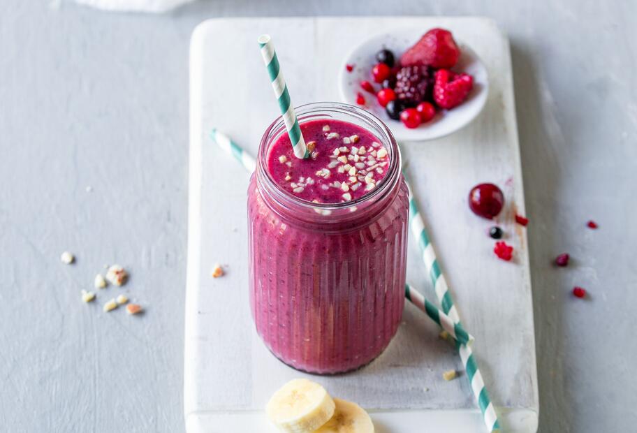 Power-Smoothie mit Beeren und Datteln