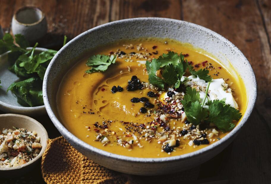 Vegane Kürbissuppe mit Süßkartoffel