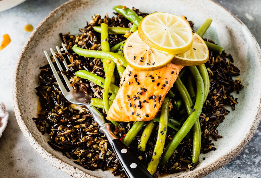 Lockerer Wildreis mit Teriyaki-Lachs