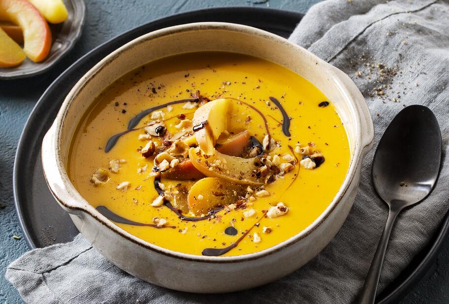 Kürbissuppe mit Äpfeln und Haselnüssen