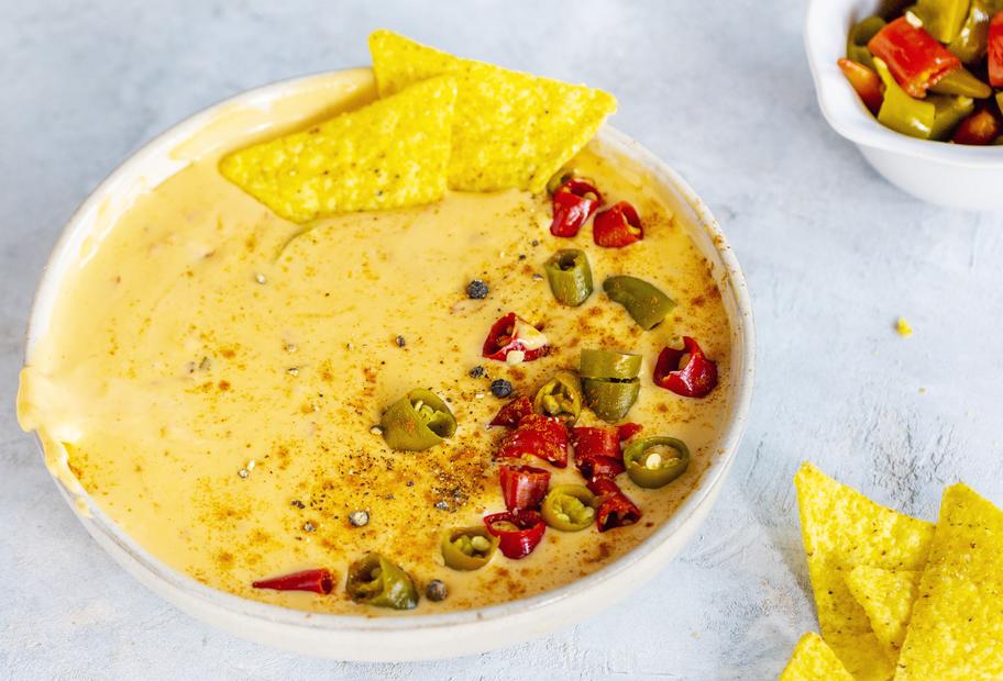 Scharfer Nacho-Käse-Dip mit Peperoni