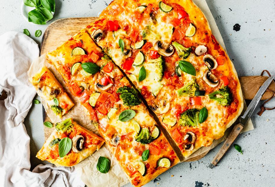 Alle-greifen-zu-Pizza vom Blech