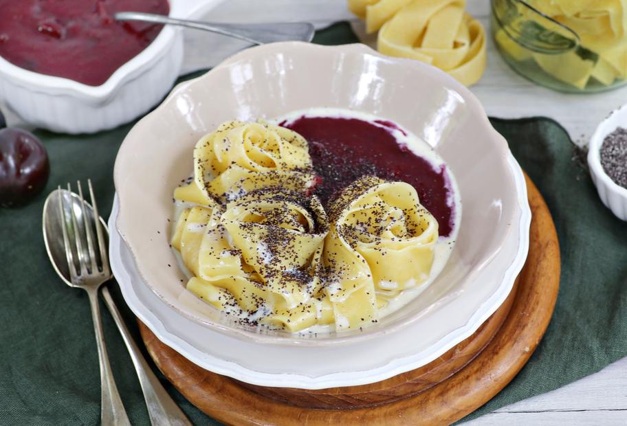 Süße Pflaumennudeln mit Mohn im Milchsud