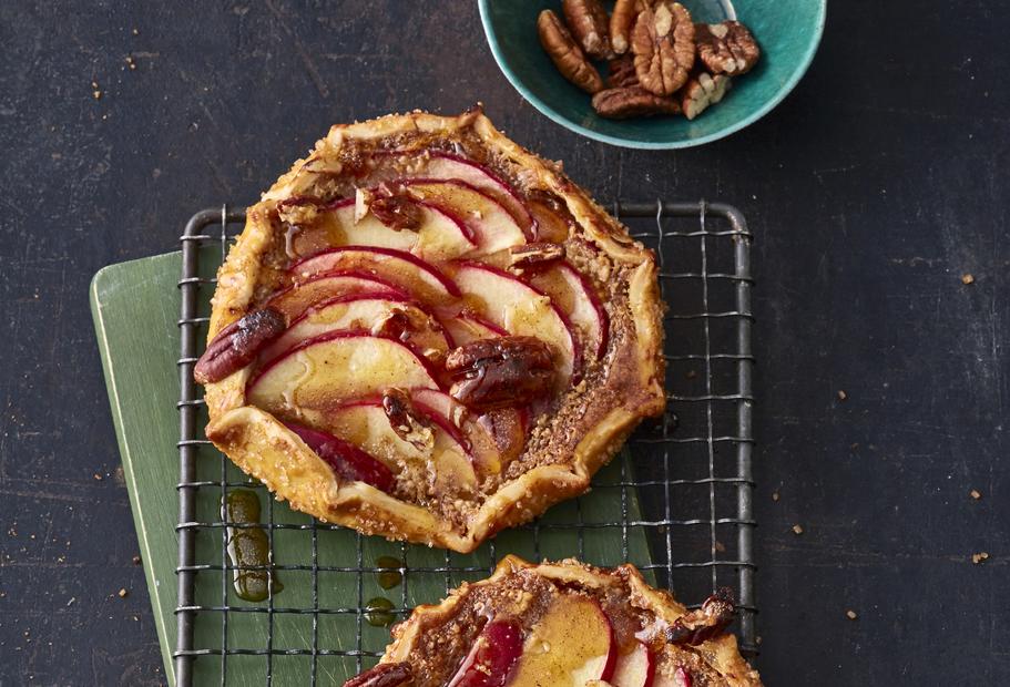 Kleine Apfeltartes mit Honig und Pekanüssen