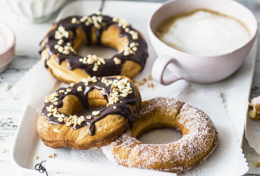 Cronuts mit Puderzucker und Schokolade