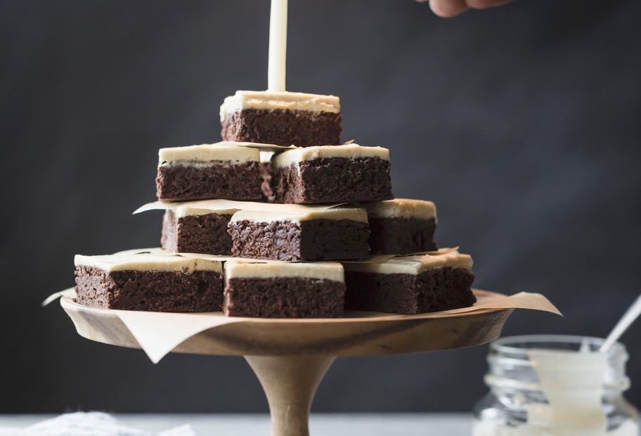 Glutenfreie Brownies mit Tahinfrosting