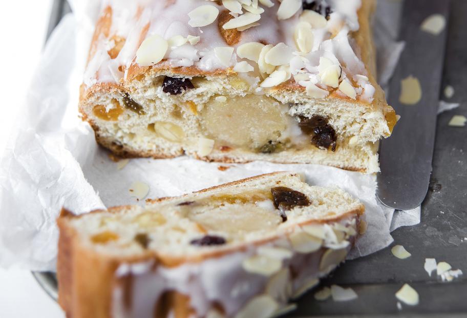 Marzipanstollen mit Zuckerguss