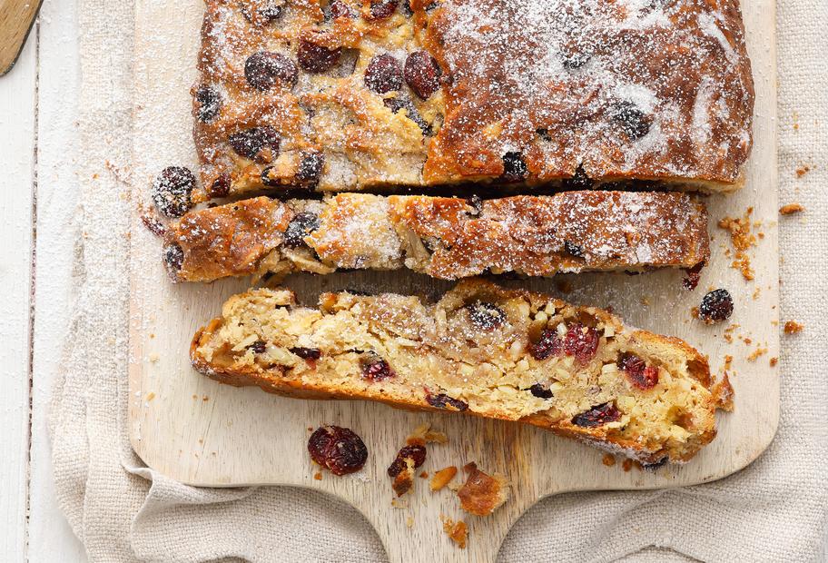 Veganer Mandelstollen mit Cranberries