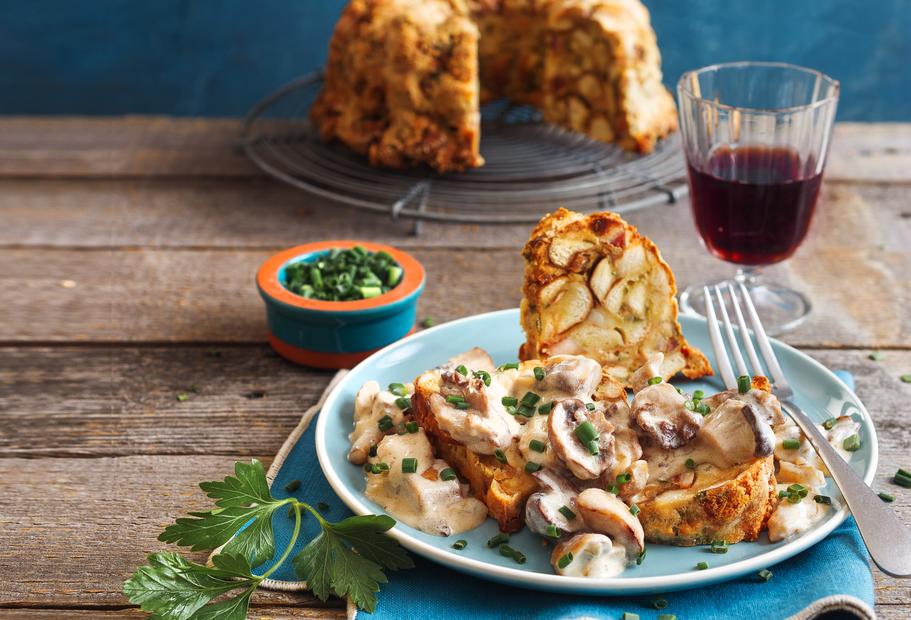 Würziger Knödel-Gugelhupf mit mediterraner Pilzsoße