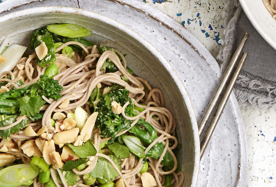 Kalorienfreie Konjaknudeln mit Edamame in Erdnuss-Sauce