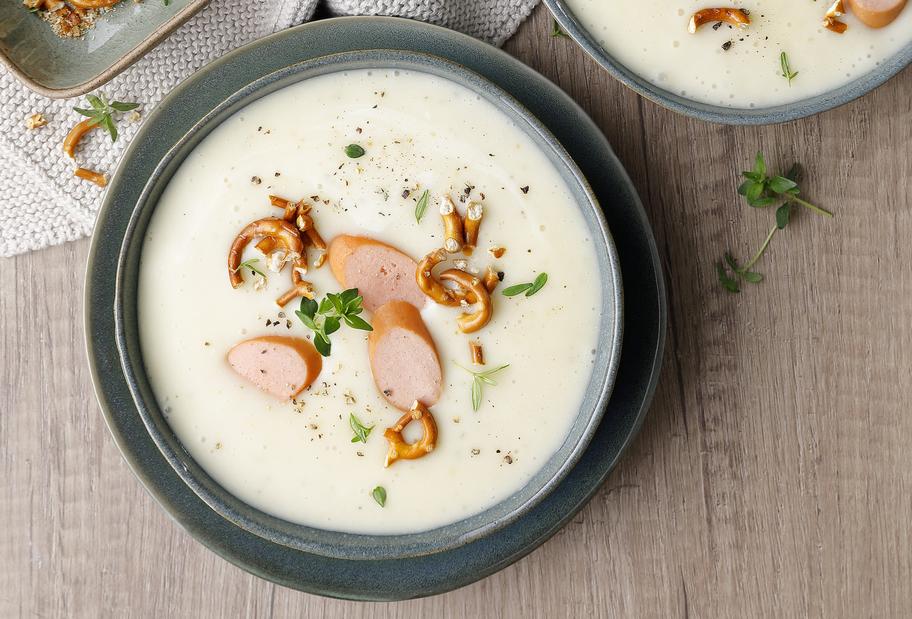 Kartoffelcremesuppe mit Würstchen und Brezel-Crunch