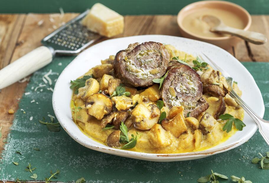 Rinderrouladen mit Kräuter-Ricotta-Füllung und Pilzpolenta