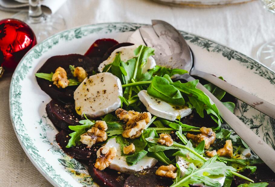 Rote Bete Carpaccio mit Walnüssen, Rucola und Ziegenkäse