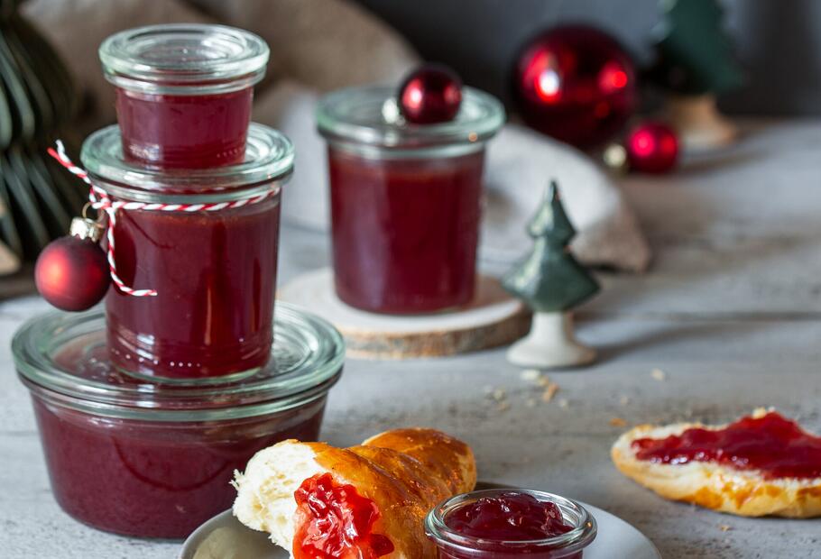 Rotes Gelee mit Weihnachtsaroma