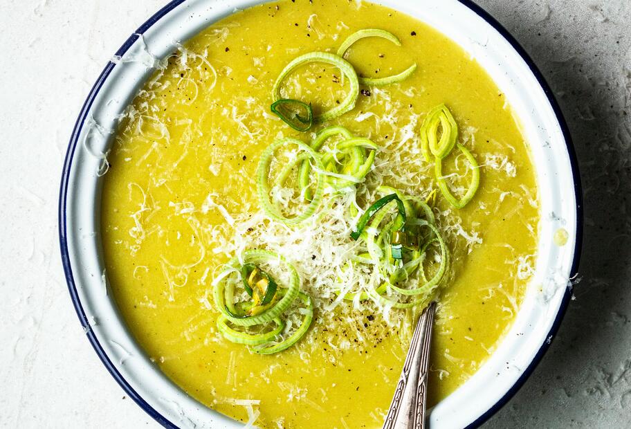 Schnelle Kartoffel-Lauch-Suppe mit Parmesan