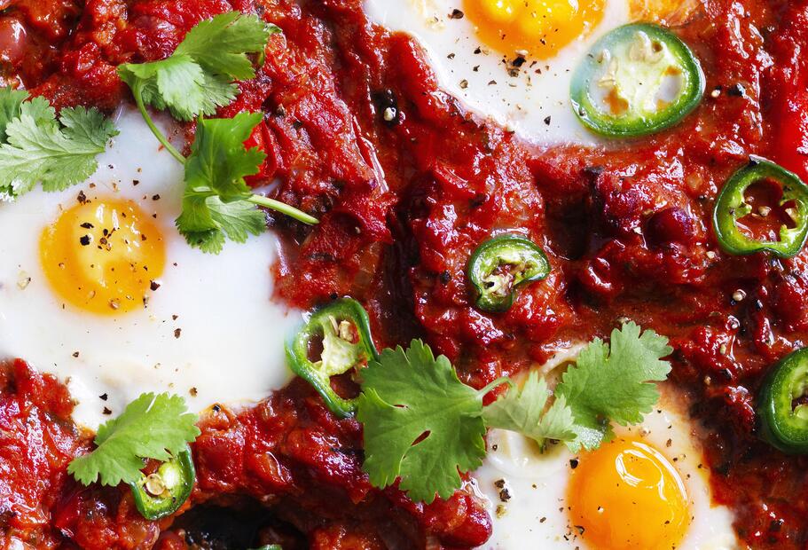 Würzige Spiegeleier mit Tomaten