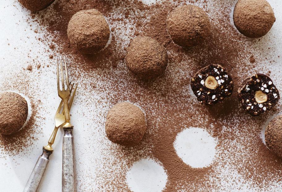 Vegane Energy Balls mit Kakao und Haselnuss