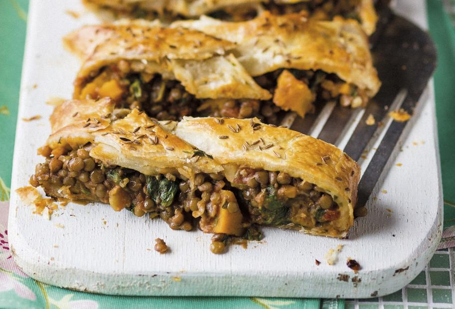 Blätterteigpastete mit Linsenragout und Kürbis