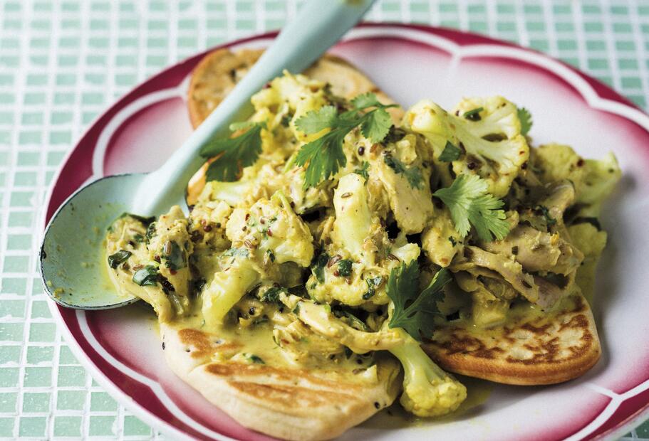 Hühnchencurry mit Blumenkohl auf Naan-Brot
