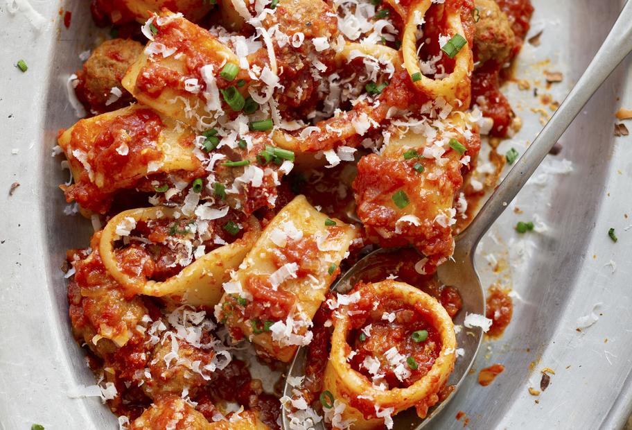 Pasta mit Fleischklößchen und Tomatensoße