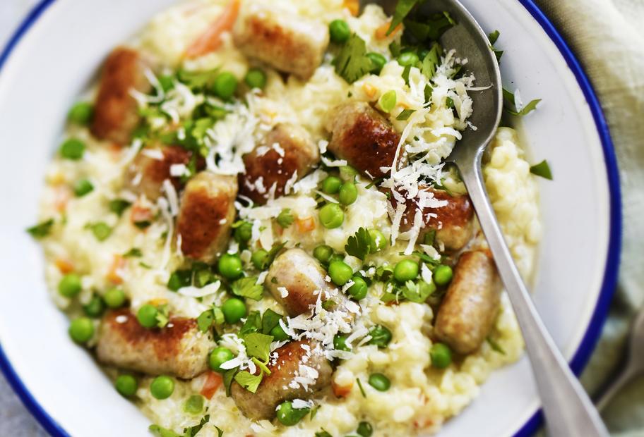 So lecker und günstig: Risotto mit Würstchen und Erbsen