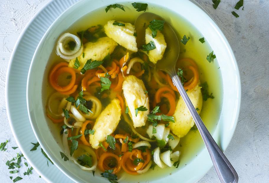 Gemüsesuppe mit Grießklößchen