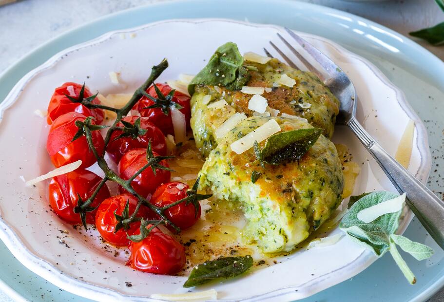 Käseknödel mit Salbeibutter und Tomaten