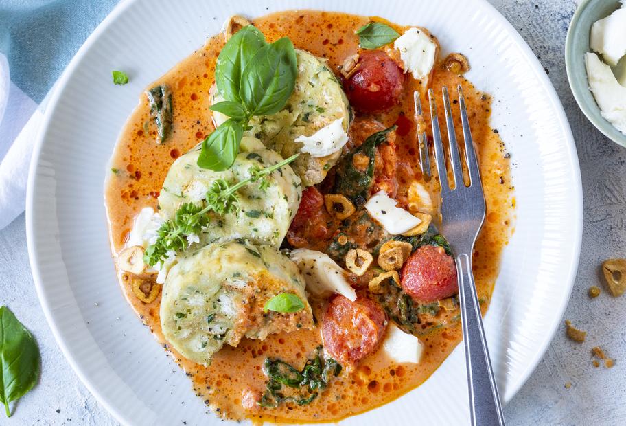 Serviettenknödel mit Tomate-Mozzarella-Soße