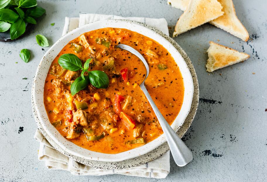 Würzige Pizzasuppe mit Hackfleisch