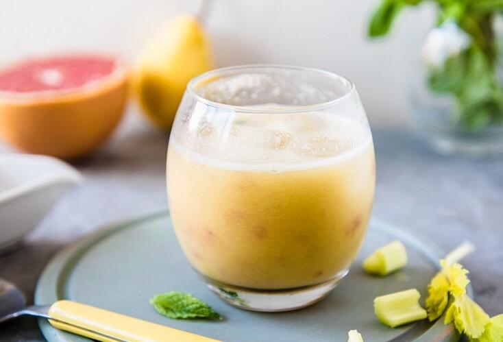 Birnen-Sellerie-Saft mit rosa Grapefruit